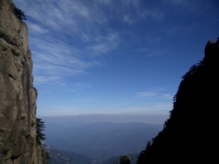山间峭壁处的壮阔蓝天