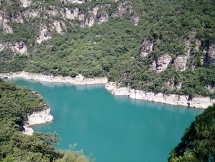 青山环绕的碧绿湖水