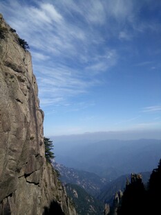 巍峨山峰映蓝天