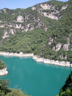 青山环抱的碧绿湖水