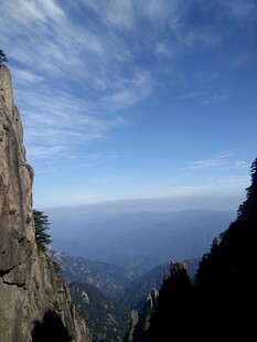 巍峨山峰与广阔蓝天景观