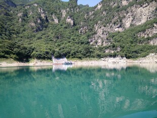 青山绿水间的静谧湖泊