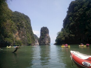 美丽海湾中的皮划艇之旅