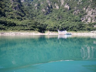 碧绿湖水与青山相映成趣