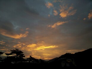 夕阳下的山峦与绚丽云彩