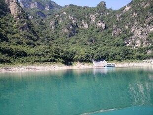 青山绿水间的澄澈湖水
