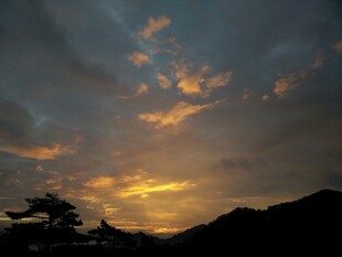 黄昏时分山间绚丽云霞
