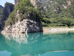 青山绿水间的澄澈湖水