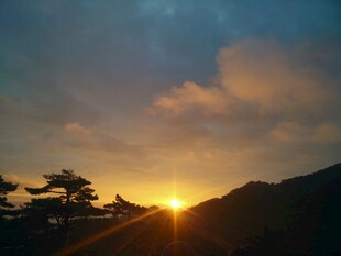 山间日落美景