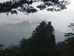 云雾缭绕的壮美山峰