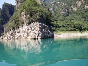 青山绿水间的澄澈湖水