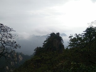 云雾缭绕的峻峭山峰