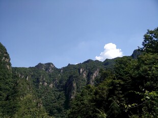 青山翠谷间的秀丽风光