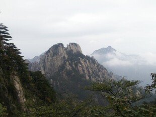 云雾缭绕的壮美山峰