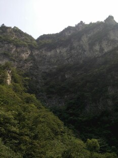 青山巍峨的壮丽山景