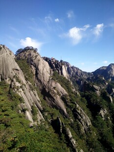 壮丽山景 峻峭奇峰入云端