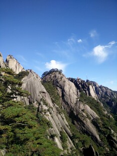 巍峨峻峭的壮丽山峰景色