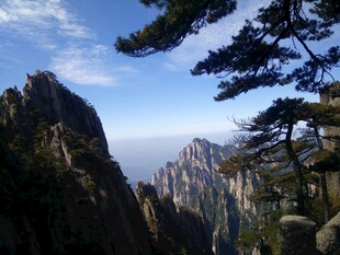 黄山奇峰与苍松美景