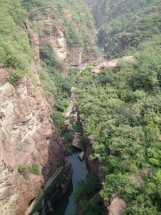 峡谷间的翠绿溪流景观