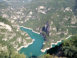 高山环抱的碧绿湖泊