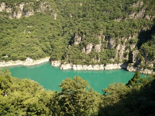 青山环抱的碧绿湖水