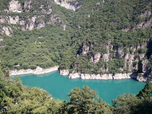 青山环抱的碧绿湖泊