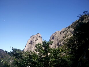 巍峨山峰与葱郁植被