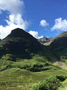 青山绿野间的秀丽山景