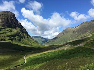 山间美景 蓝天白云绿地