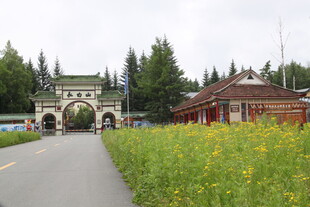 田园风光中的特色建筑
