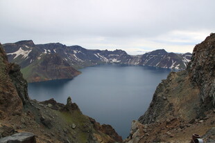壮丽高山湖泊美景