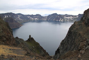 壮丽高山湖泊景观