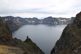壮丽高山湖泊风景图