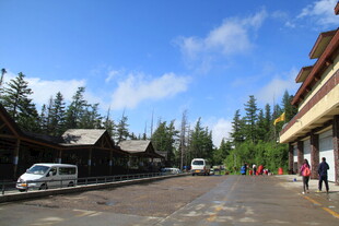 山间停车场的休闲景象