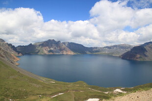 高山湖泊壮丽自然景观
