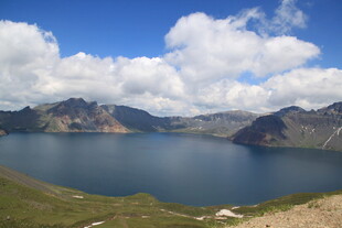 高山湖泊美景