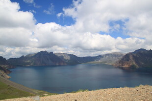 壮美高山湖泊风景图