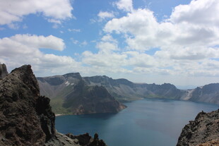 壮丽火山湖美景