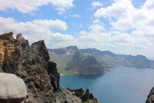 高山湖畔壮丽风光