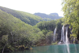 山间秀丽瀑布与碧绿湖水