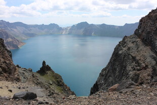 壮丽高山湖泊景观