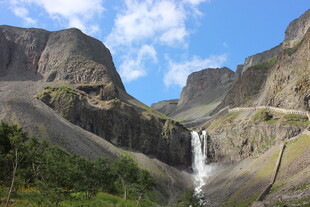山间瀑布美景