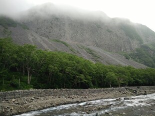 云雾缭绕的山间河流景色