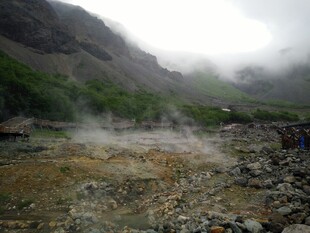 山间氤氲的地热景观