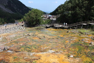 五彩斑斓的山间地质景观