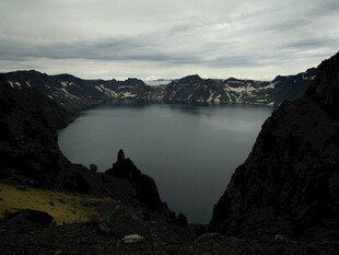 火山湖畔壮丽自然景观