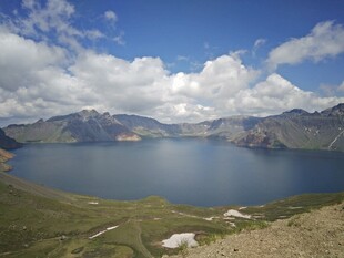 高山湖泊美景