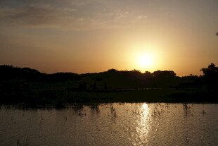 夕阳下的静谧湖面