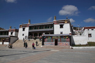 藏式建筑前的悠闲场景