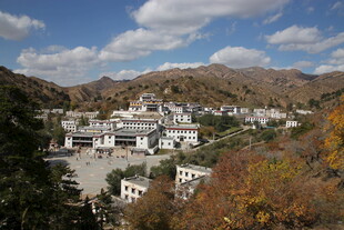 山间秋景中的古朴建筑群